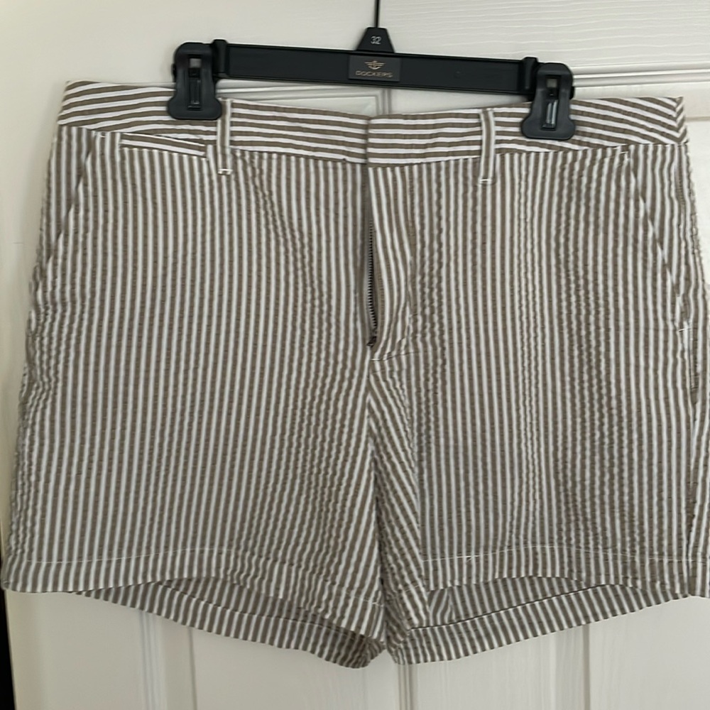 Shorts khaki seersucker 4” size 14